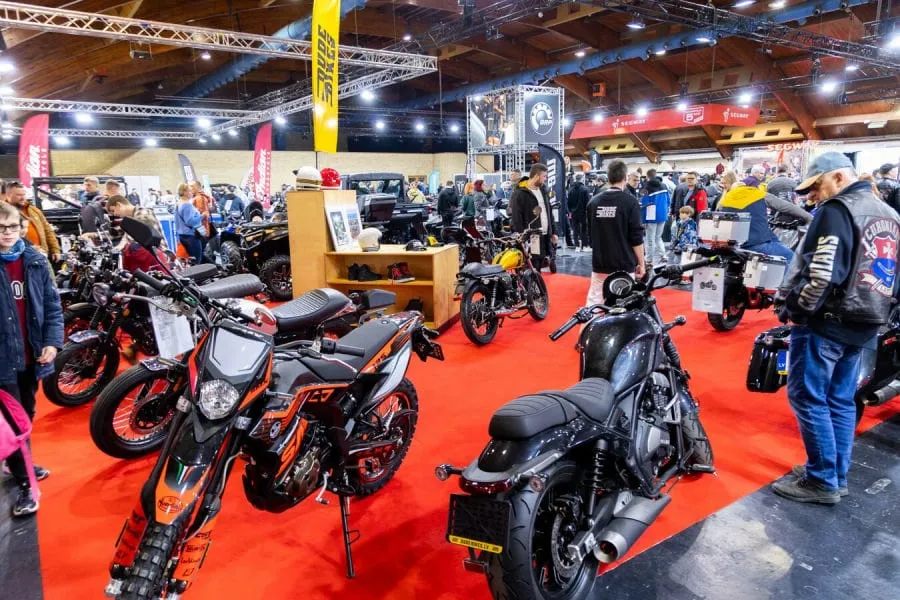 Rygoje vyko didžiausia Baltijos šalyse motociklų paroda: stebino dalyviai iš Lietuvos