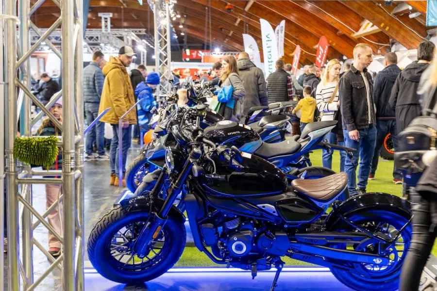Rygoje vyko didžiausia Baltijos šalyse motociklų paroda: stebino dalyviai iš Lietuvos