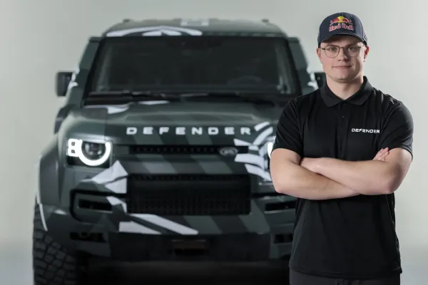 „Defender“ užbaigė pirmąjį ralio-reido prototipo testą ir pasirašė sutartį su Dakaro ralio legenda bei lietuviu Roku Baciuška