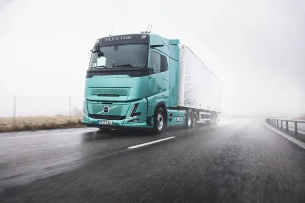 Naujas greitai įkraunamas elektrinis „Volvo“ sunkvežimis nuvažiuos 600 kilometrų