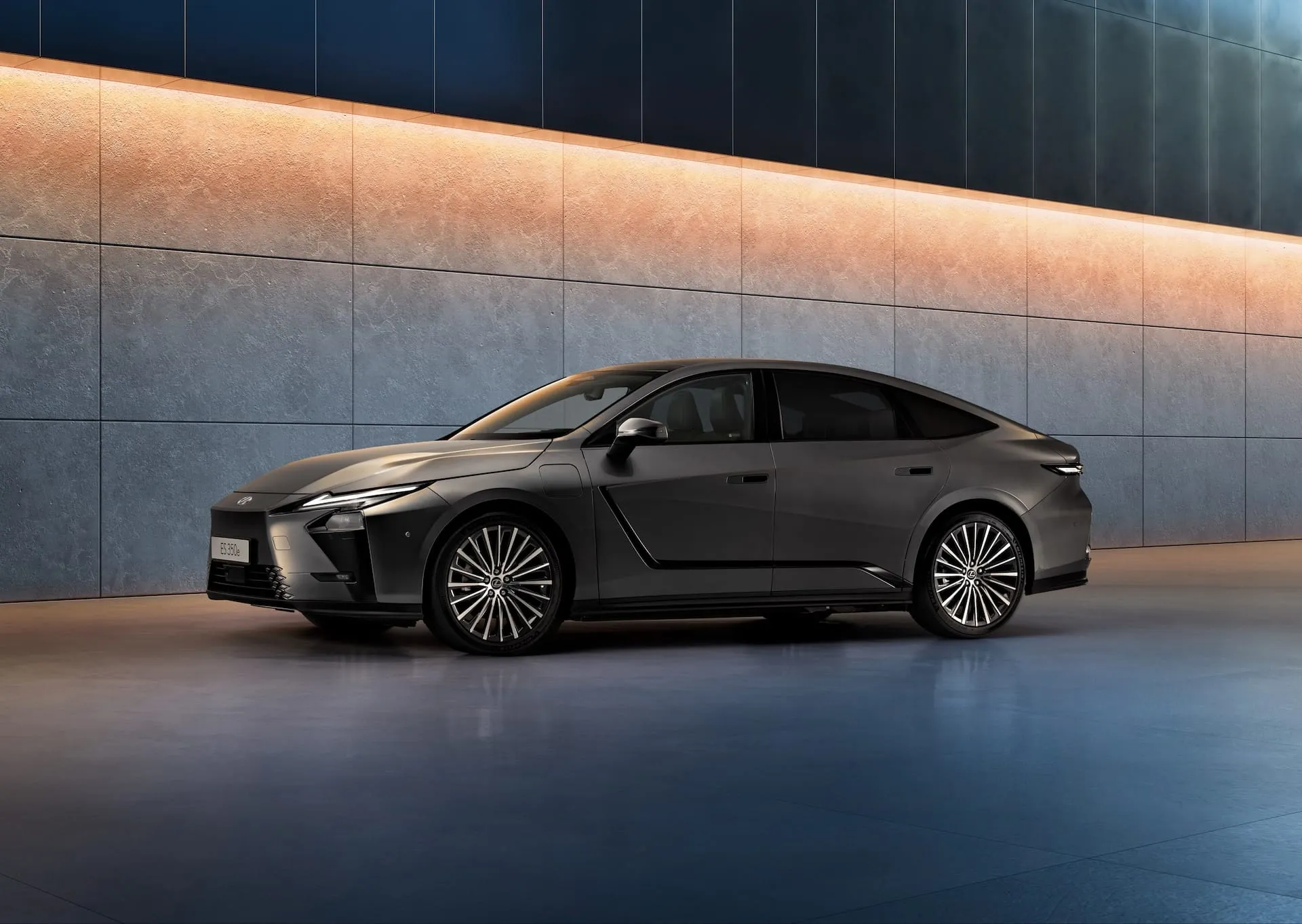 „Lexus“ pristato naujos kartos ES modelį