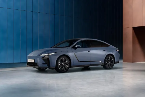 „Lexus“ pristato naujos kartos ES modelį