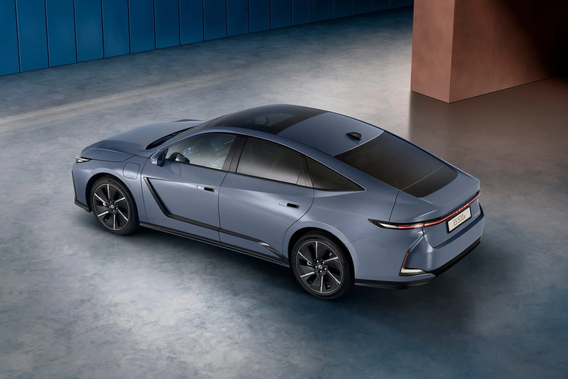 „Lexus“ pristato naujos kartos ES modelį