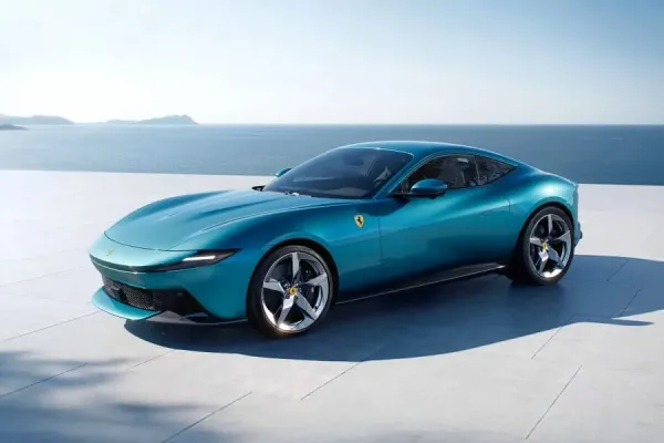„Ferrari Amalfi“ keičia „Roma“