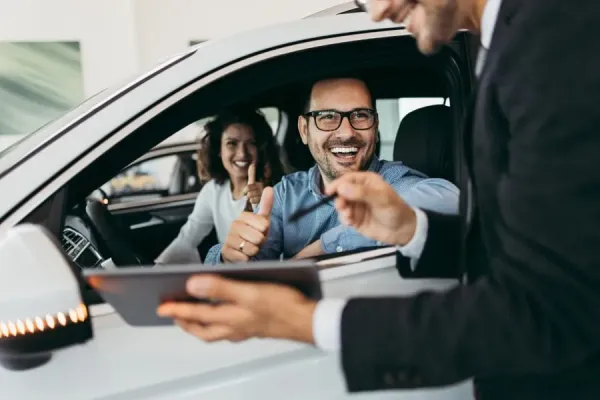 Keičiasi ne tik automobiliai, bet ir jų pardavėjai: kaip?