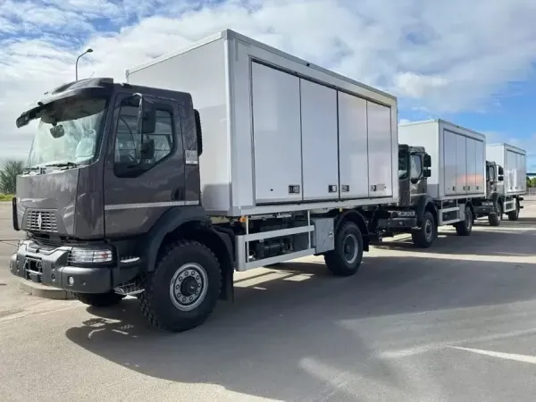 Lietuvos kariuomenės transporto priemonių parką papildė „Renault“ sunkvežimiai