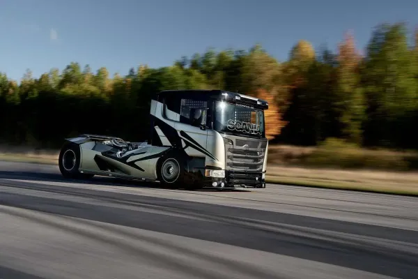 Pirmą kartą Lietuvoje – legendinė „Scania Chimera“ kaitins žiūrovus Klaipėdoje