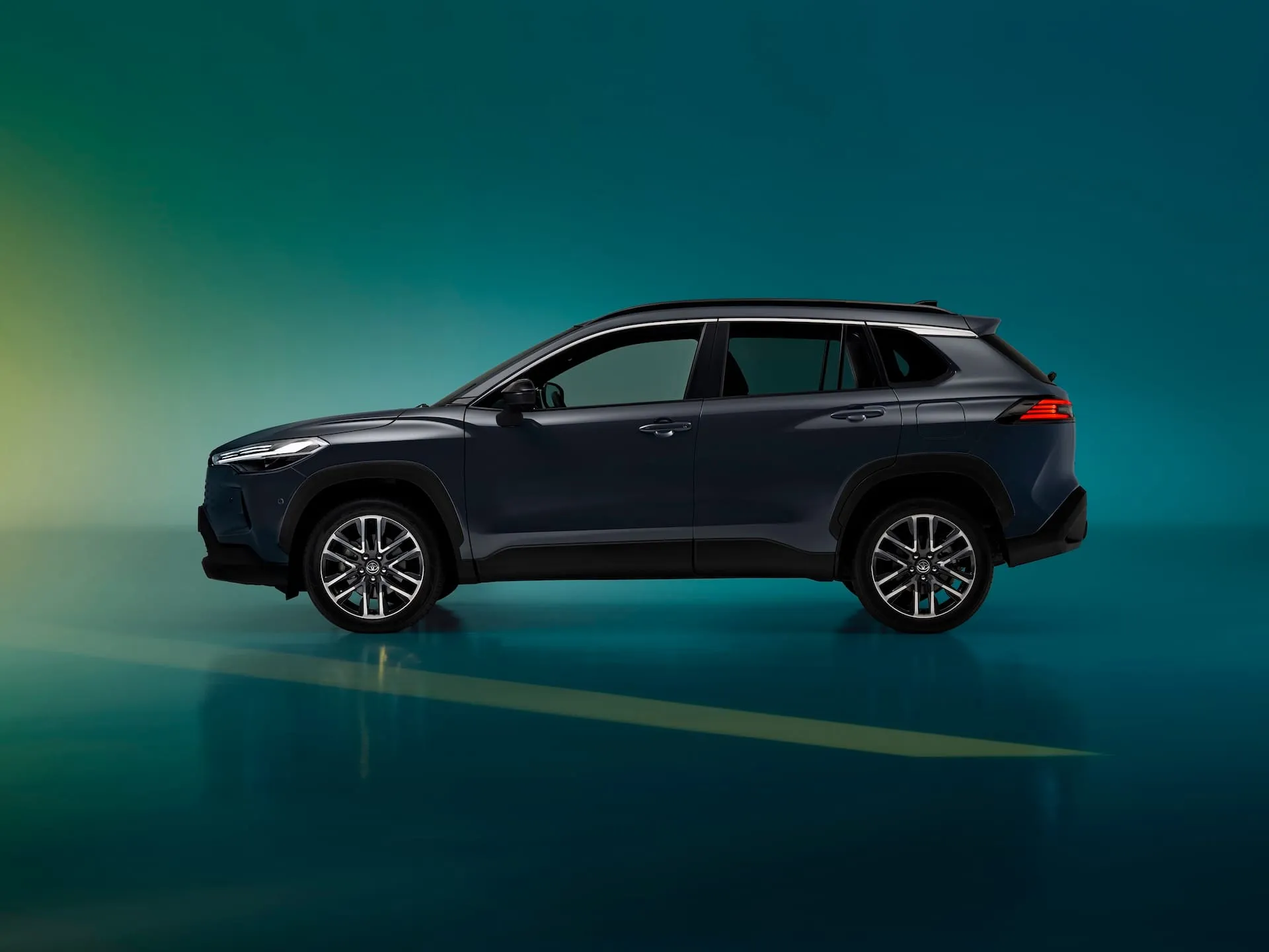 Atnaujintas praktiškasis „Toyota Corolla Cross“ – jau ir Lietuvos salonuose