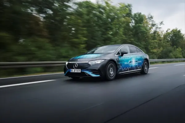 „Mercedes-Benz“ elektromobiliu vienu įkrovimu nuvažiavo 1 205 kilometrus: kaip tai pavyko?