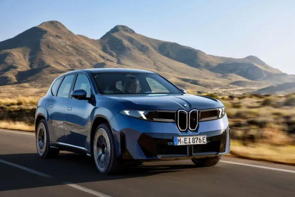 Pirmasis BMW „Neue Klasse“ modelis – viena įkrova 805 km įveikiantis „BMW iX3“