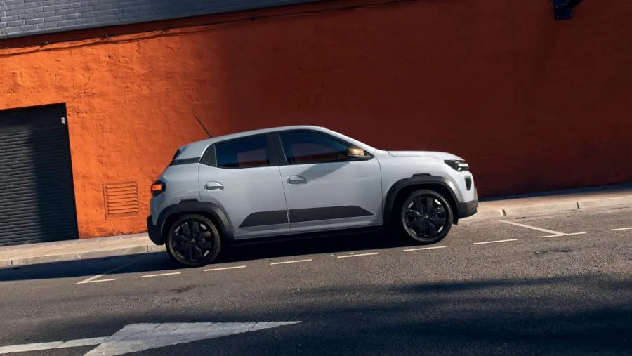Vienas įperkamiausių elektromobilių „Dacia Spring“ sulaukė patobulinimų ir žemesnių kainų