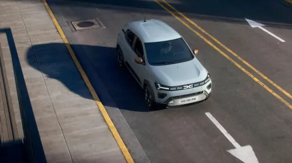 Vienas įperkamiausių elektromobilių „Dacia Spring“ sulaukė patobulinimų ir žemesnių kainų