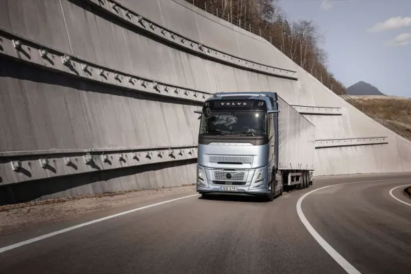 „Volvo Trucks“ pristato pirmąją pasaulyje degalus taupyti padedančią „Stop/start“ technologiją sunkvežimiams