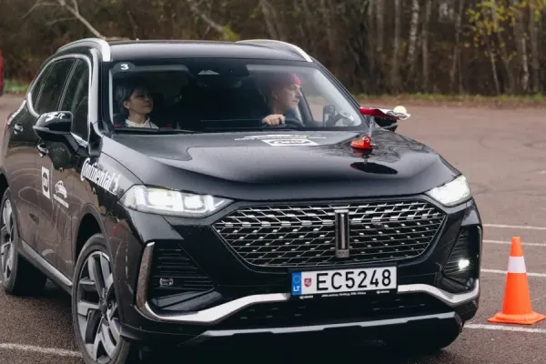 „Metų automobilio 2026“ kandidatai atsidūrė ant karštosios kėdės – juos išbandė žinomi nuomonės formuotojai