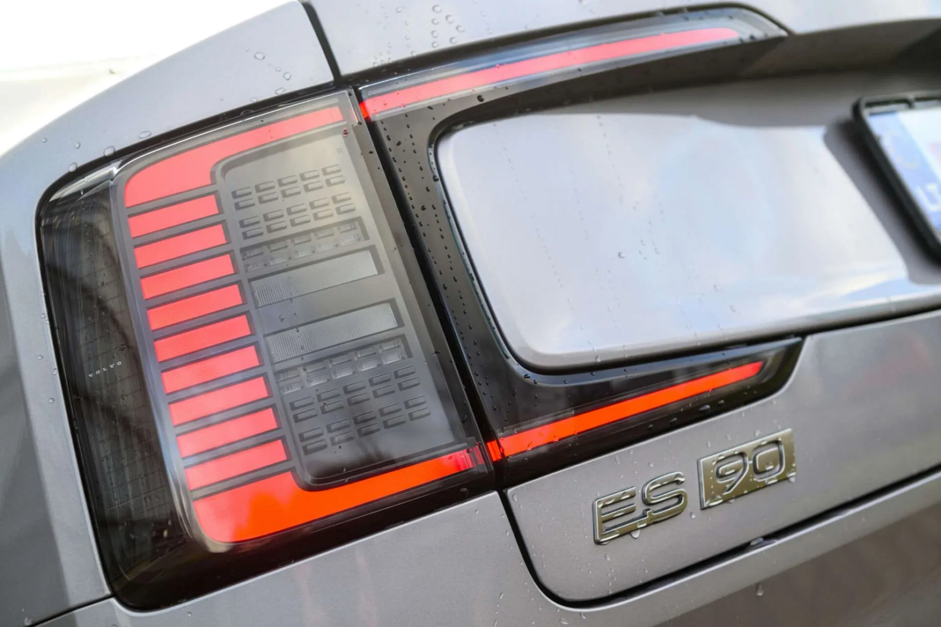 Visiškai elektrinis „Volvo ES90“ – jau Lietuvoje: prabangus sedanas su 800 V technologija