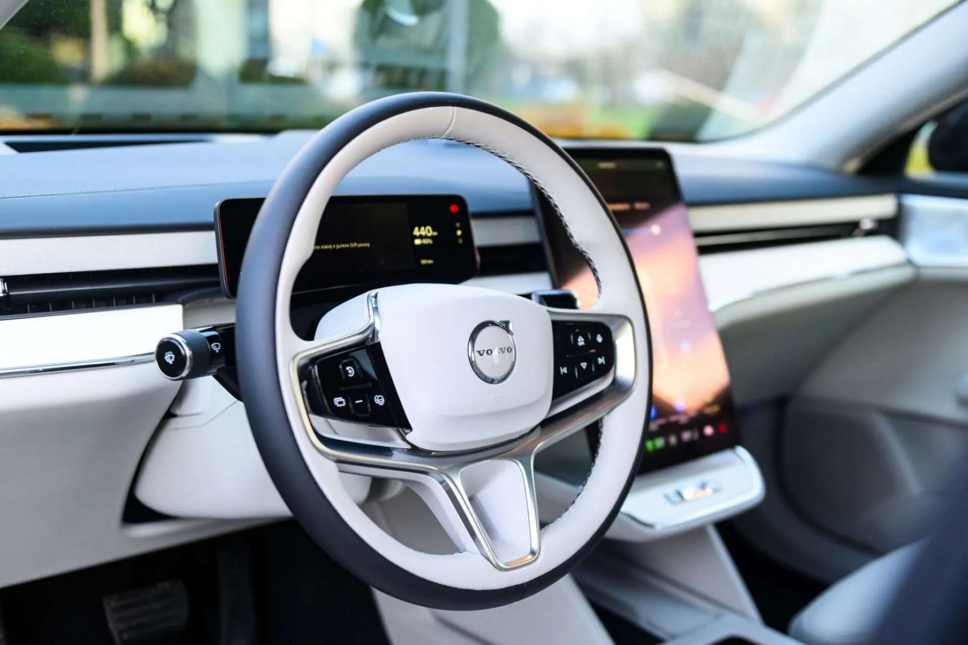 Visiškai elektrinis „Volvo ES90“ – jau Lietuvoje: prabangus sedanas su 800 V technologija