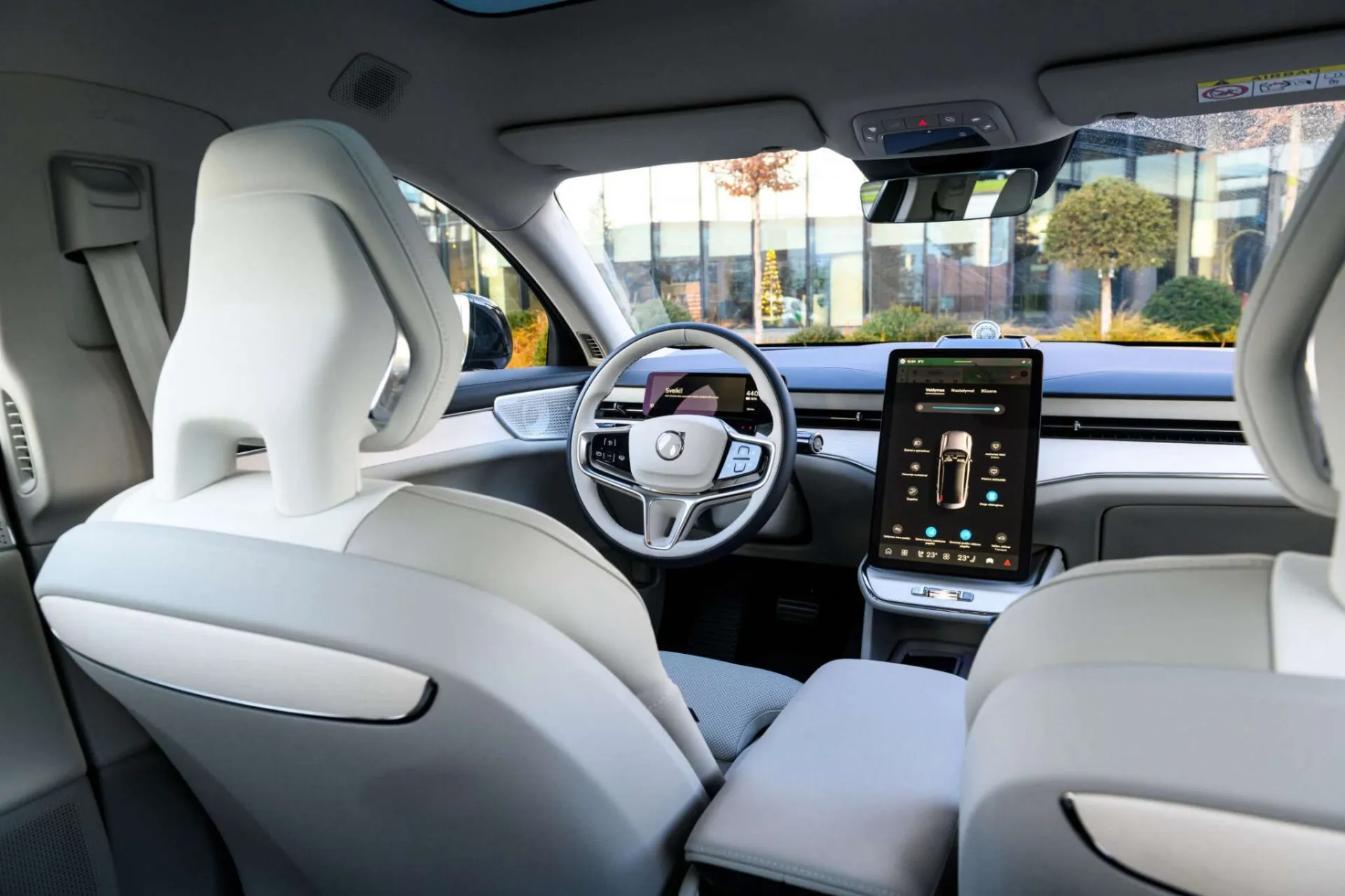 Visiškai elektrinis „Volvo ES90“ – jau Lietuvoje: prabangus sedanas su 800 V technologija