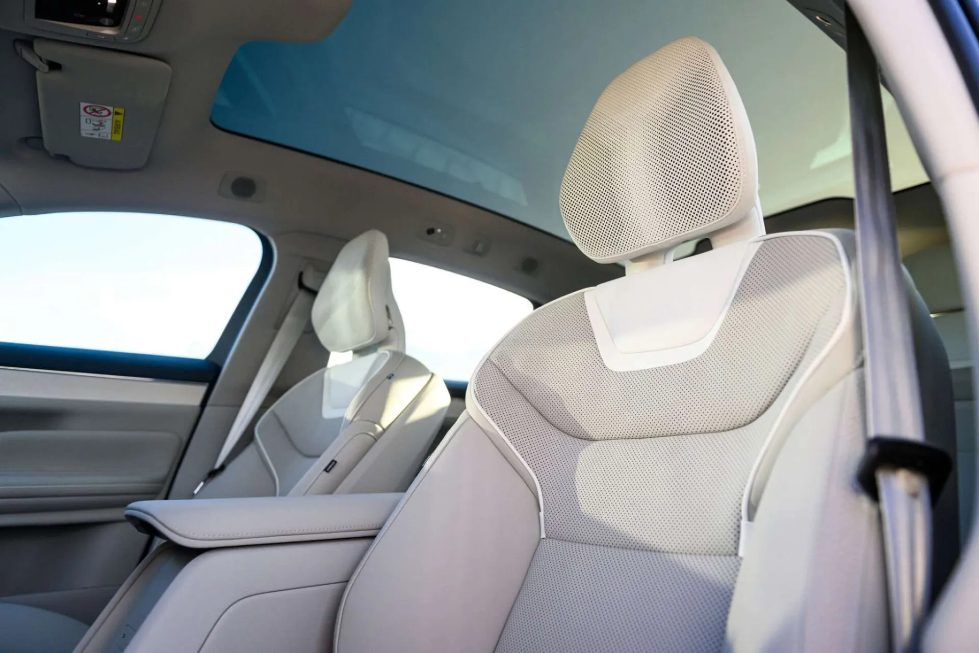 Visiškai elektrinis „Volvo ES90“ – jau Lietuvoje: prabangus sedanas su 800 V technologija