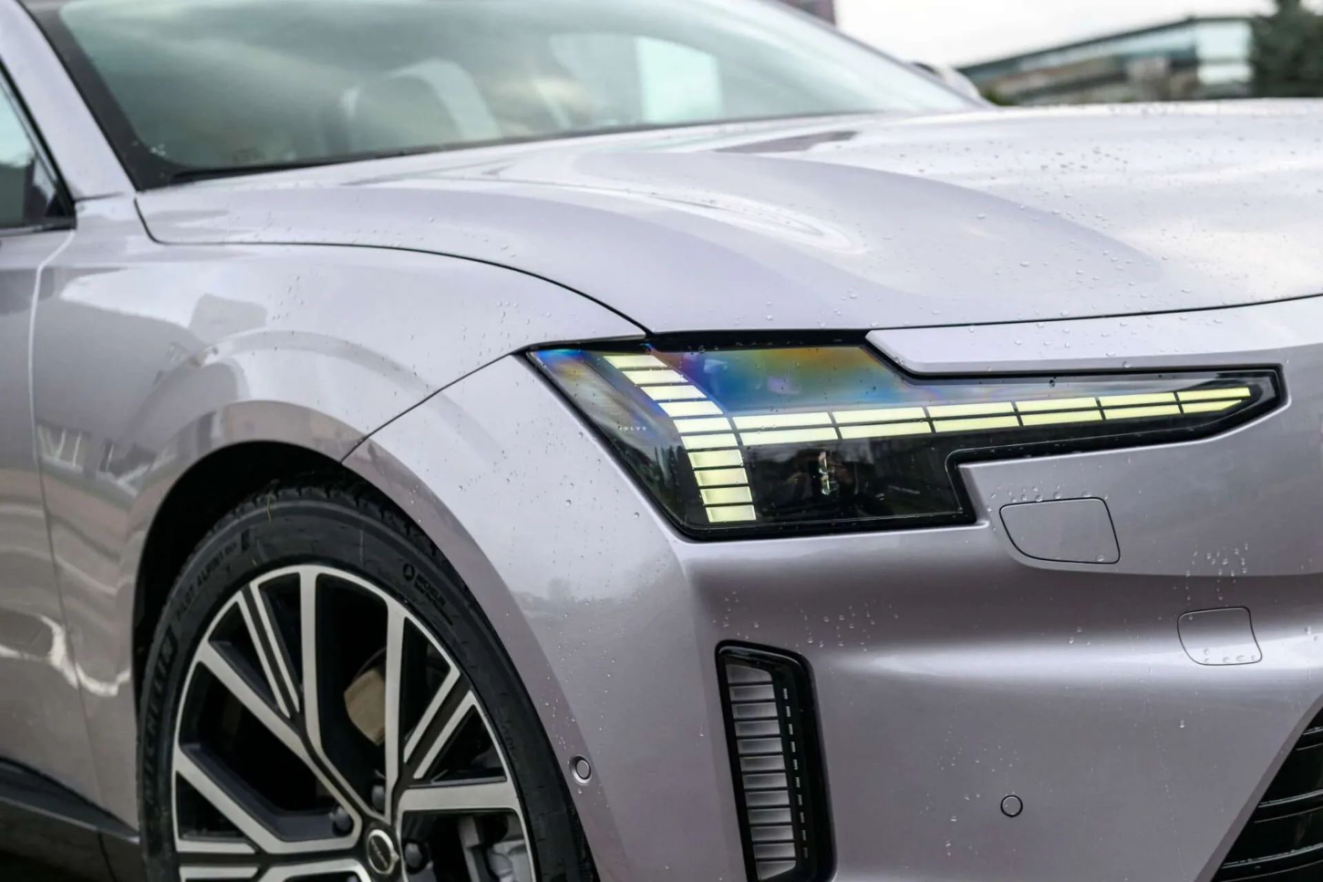 Visiškai elektrinis „Volvo ES90“ – jau Lietuvoje: prabangus sedanas su 800 V technologija