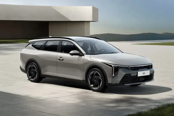 Europoje debiutavo „Kia K4 Sportswagon“: stilingas universalas, metantis iššūkį aukštesniam segmentui
