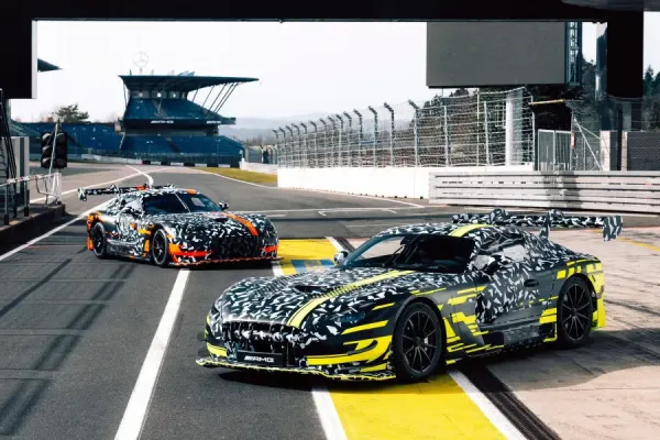 „Mercedes-AMG“ atsakas trasų titanams: gimsta naujieji „GT3“ ir „GT Black Series“