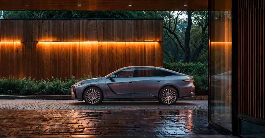 „Lexus“ pristato visiškai naują ES: Lietuvoje pirmiausia pasirodys elektrinės versijos