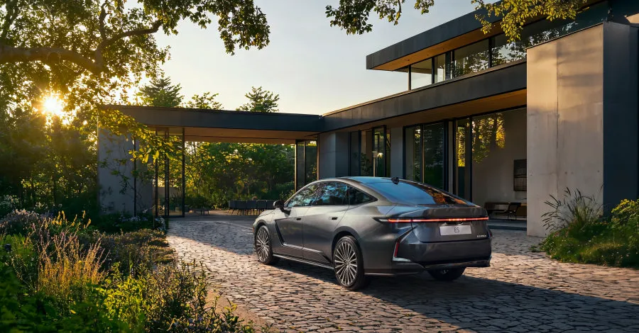 „Lexus“ pristato visiškai naują ES: Lietuvoje pirmiausia pasirodys elektrinės versijos