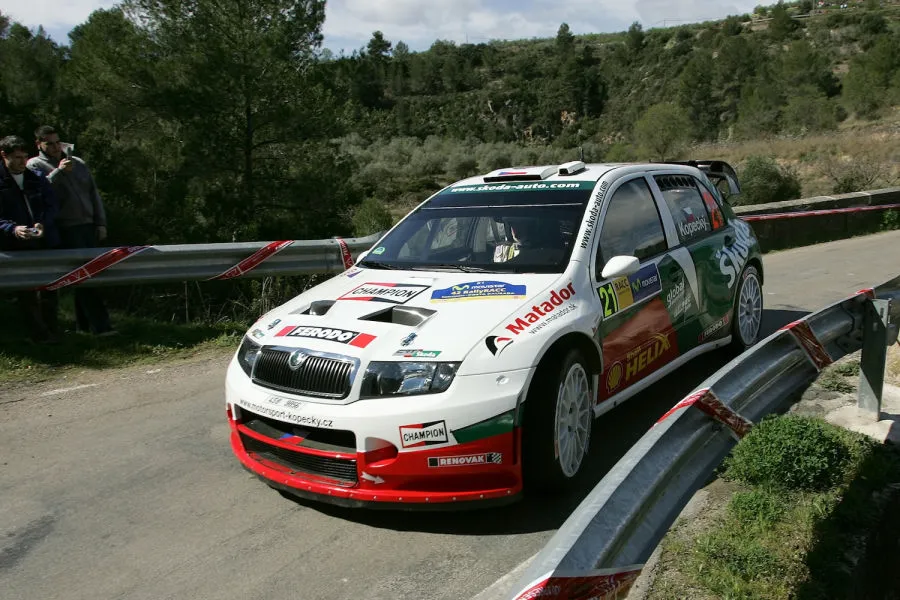 Kas sieja „Porsche 911“ ir „Škoda Fabia“ automobilius?