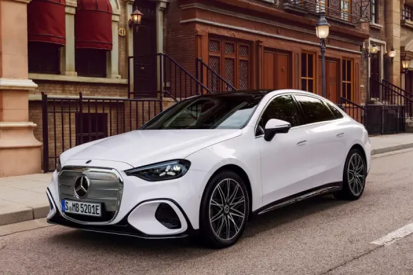 „Mercedes-Benz“ užsuko tą pačią plokštelę: pristatytas naujasis elektrinis C-klasės sedanas