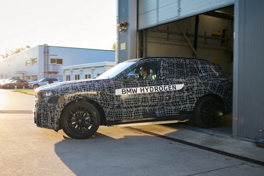BMW ruošia revoliuciją: naujasis „iX5 Hydrogen“ viena įkrova įveiks 750 kilometrų