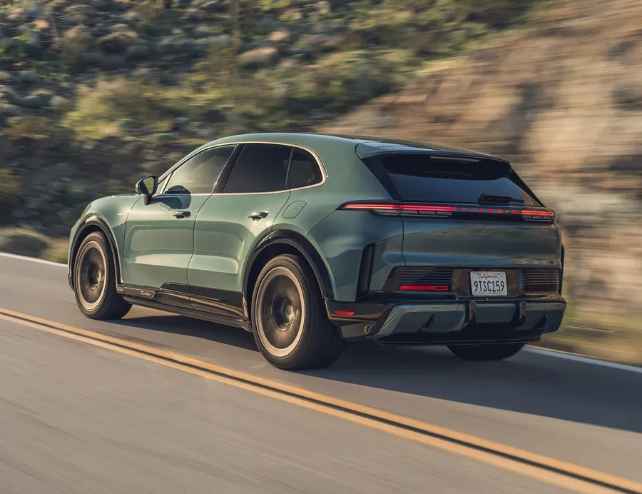 Naujojo Porsche Cayenne apžvalga – elektrinis visureigis su 911 Turbo galia