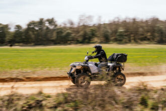 Keturračio vairuotojas važiuoja žvyrkeliu