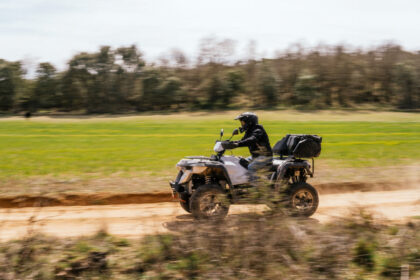 Keturračio vairuotojas važiuoja žvyrkeliu
