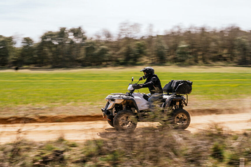 Keturračio vairuotojas važiuoja žvyrkeliu