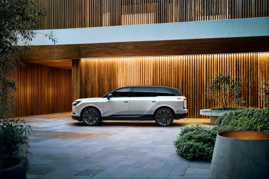 „Lexus“ pristato pasaulinę premjerą: visiškai naują elektrinį ir šešiavietį TZ serijos SUV