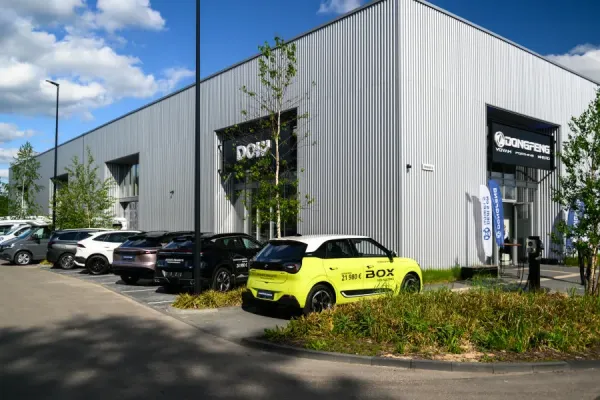 Vilniuje duris atvėrė naujas „Deals on Wheels“ salonas ir servisas: veiklą plečia tapę oficialiais „Dongfeng“ atstovais