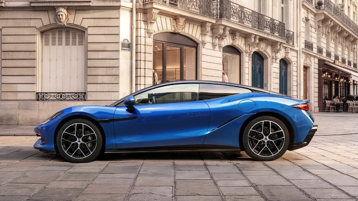 Kinų sportinis automobilis „Denza Z“ debiutavo Didžiojoje Britanijoje ir žada „Niurburgringo“ rekordą