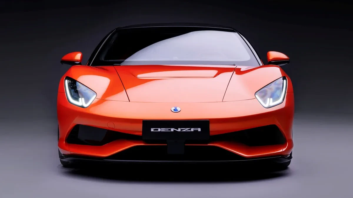 Kinų sportinis automobilis „Denza Z“ debiutavo Didžiojoje Britanijoje ir žada „Niurburgringo“ rekordą