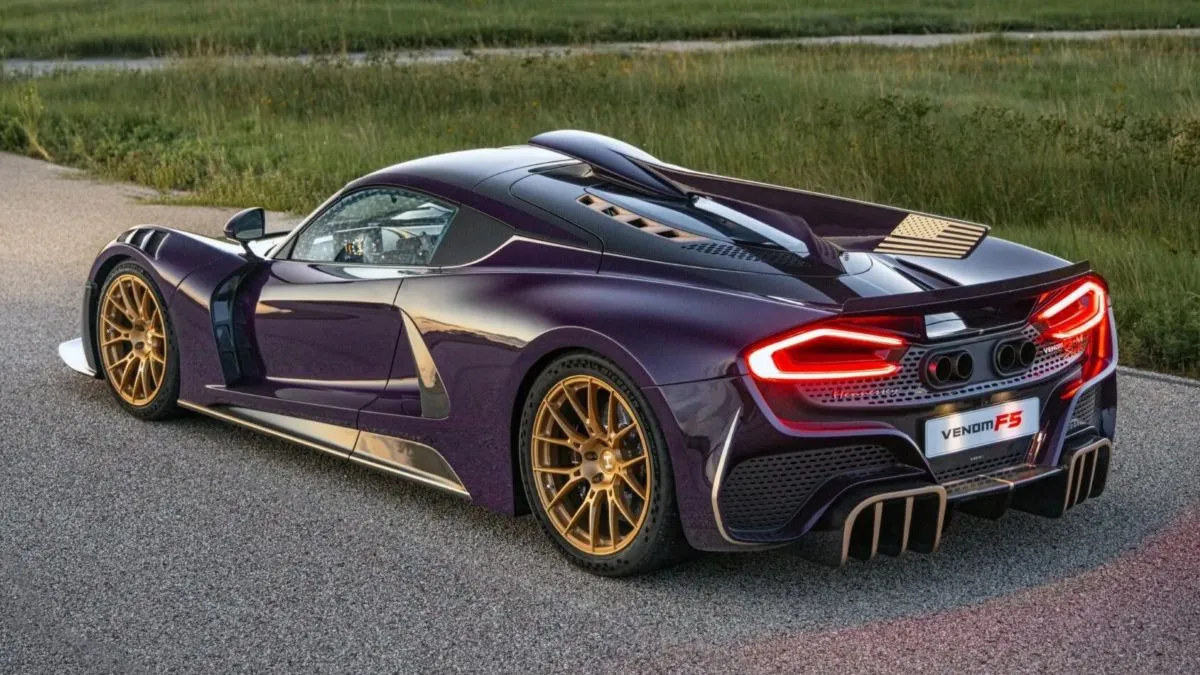 Serijinis „Hennessey Venom F5-M“: daugiau nei 2000 AG ir tikra mechaninė pavarų dėžė