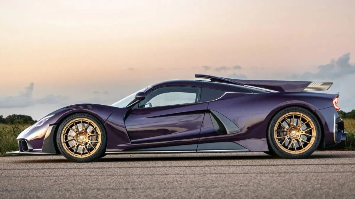 Serijinis „Hennessey Venom F5-M“: daugiau nei 2000 AG ir tikra mechaninė pavarų dėžė
