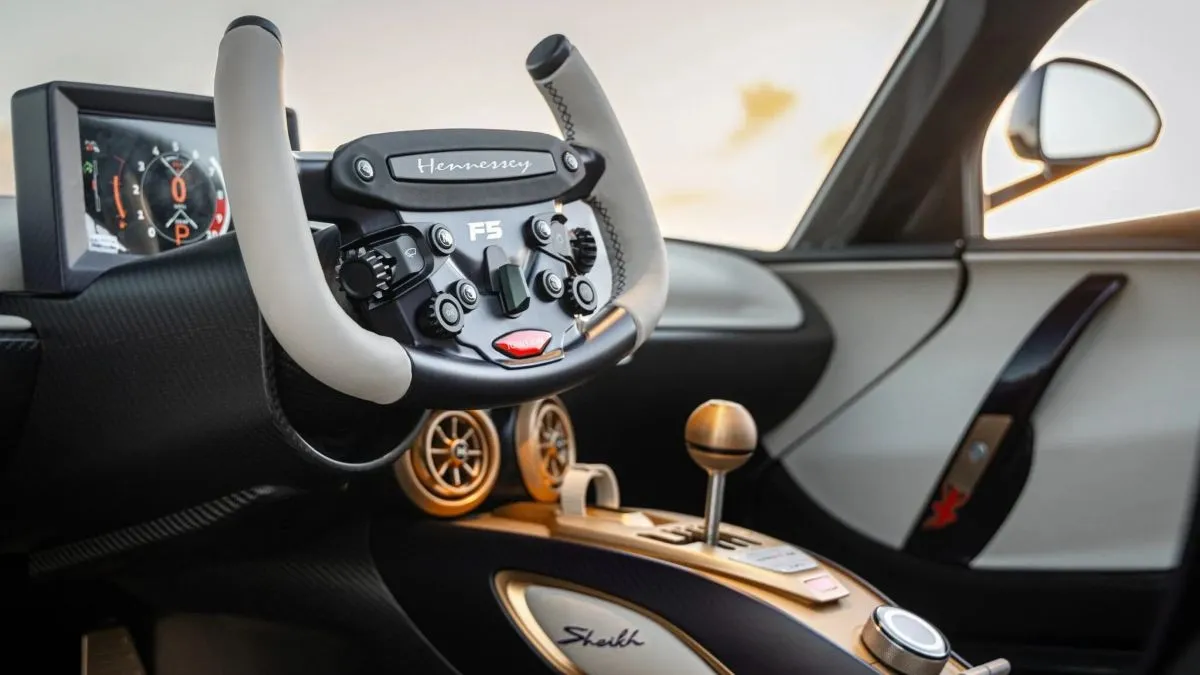 Serijinis „Hennessey Venom F5-M“: daugiau nei 2000 AG ir tikra mechaninė pavarų dėžė
