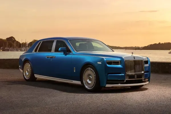 „Rolls-Royce“ pagamino „sausumos jachtą“: pristatytas „Phantom Regatta“