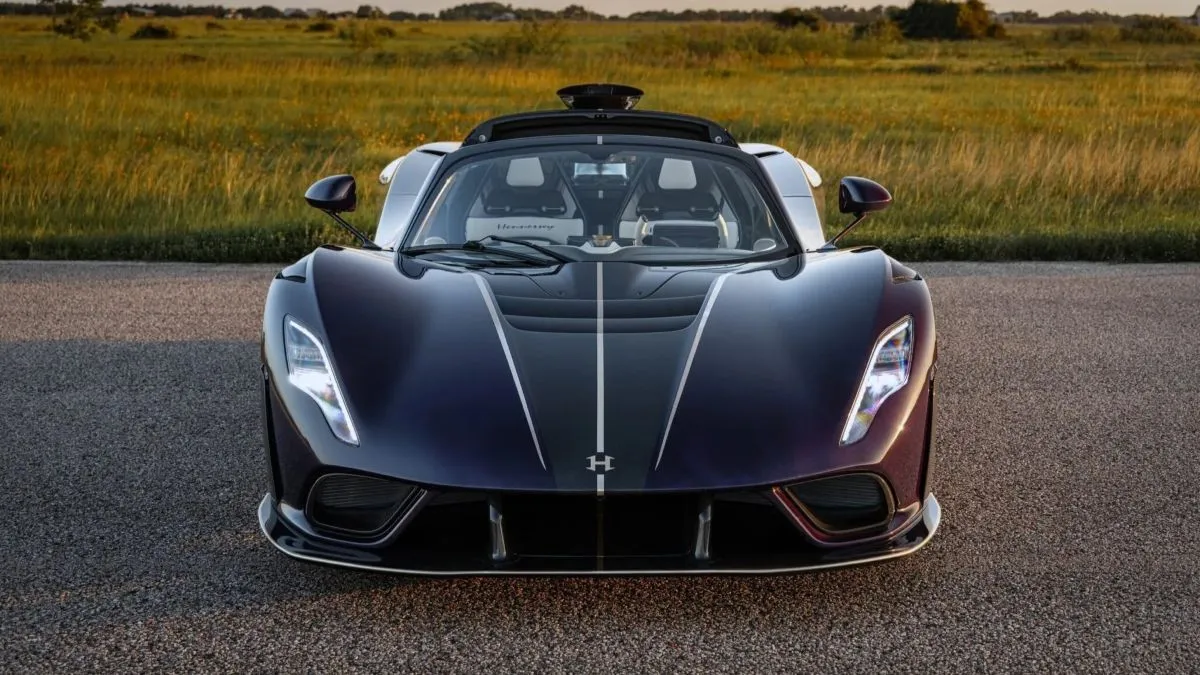 Serijinis „Hennessey Venom F5-M“: daugiau nei 2000 AG ir tikra mechaninė pavarų dėžė