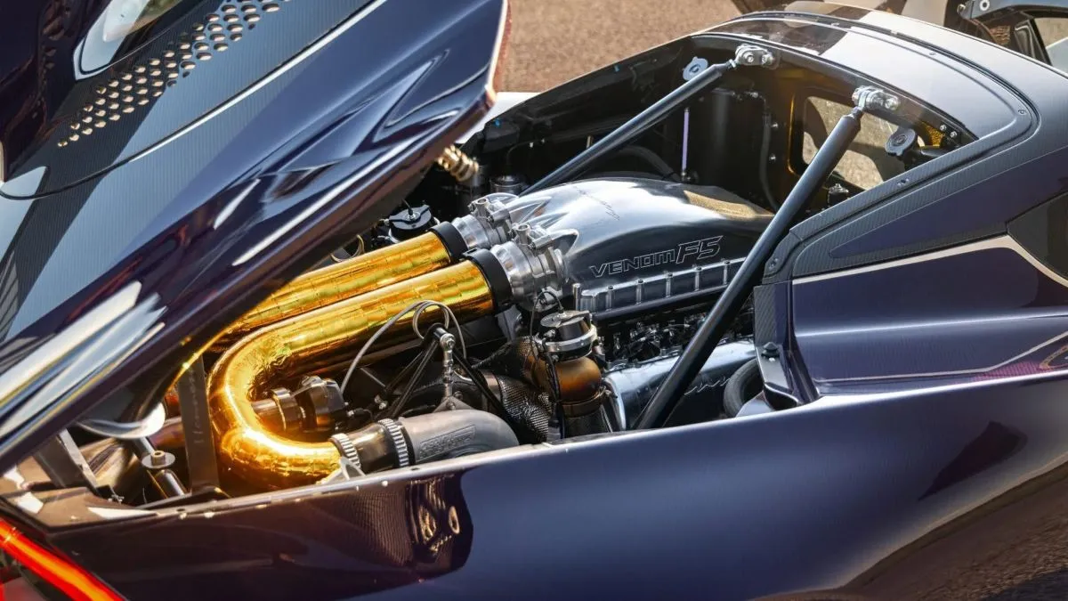 Serijinis „Hennessey Venom F5-M“: daugiau nei 2000 AG ir tikra mechaninė pavarų dėžė