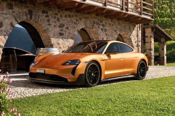 Virš „Porsche Taycan“ pakibo kirvis: modelio ateitis miglota, tačiau panikuoti dar anksti