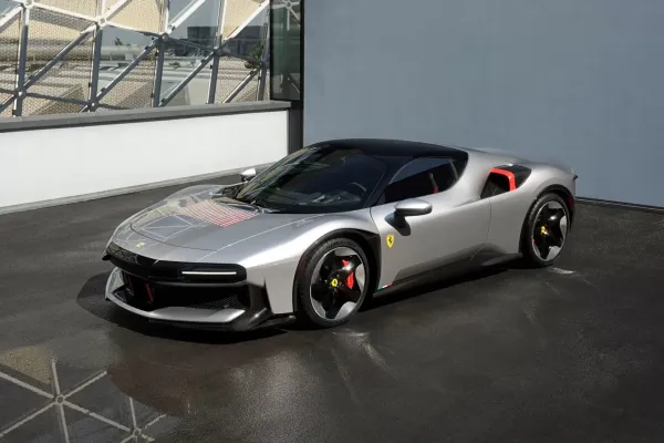 Brutalistinė Maranelo skulptūra: vienetinis hibridinis hiperautomobilis „Ferrari CZ26“ sujungia 1970-ųjų pramoninį dizainą ir 986 AG SF90 jėgą
