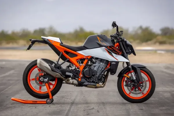 Kodėl naujasis 2026 m. „KTM 990 Duke R“ yra geriausias vidutinės klasės „hooligan“ motociklas