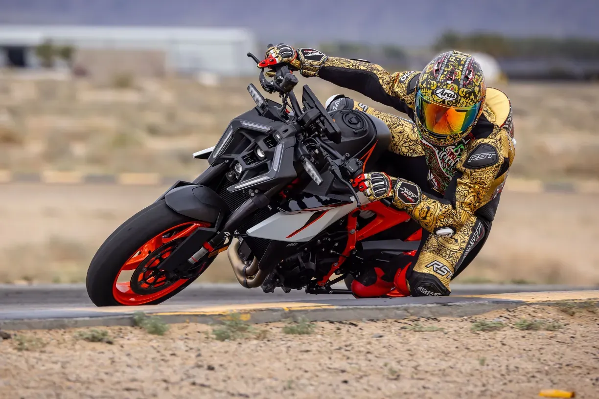 Kodėl naujasis 2026 m. „KTM 990 Duke R“ yra geriausias vidutinės klasės „hooligan“ motociklas