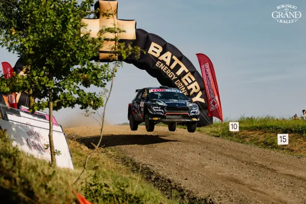 Pirmoji „Rokiškio Grand Rally“ diena: lyderiu tapo Deividas Gezevičius su Evaldu Kvederiu
