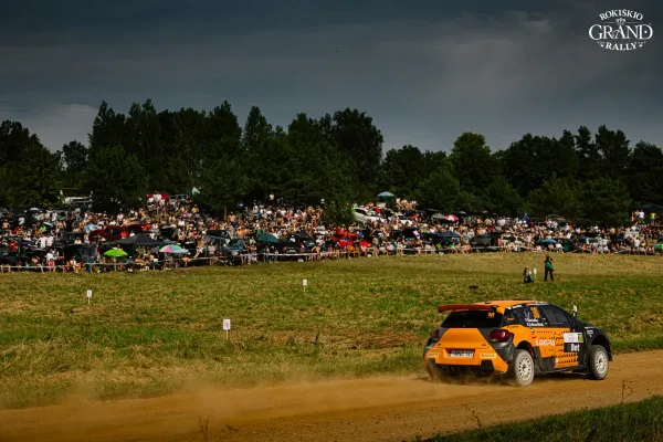 „Rokiškio Grand Rally“ organizatoriai įtaria bilietų klastojimo schemą: galėjo būti išplatinta tūkstančiai padirbtų apyrankių